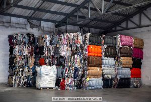 Alttextilien-in-Ballen-gepresst